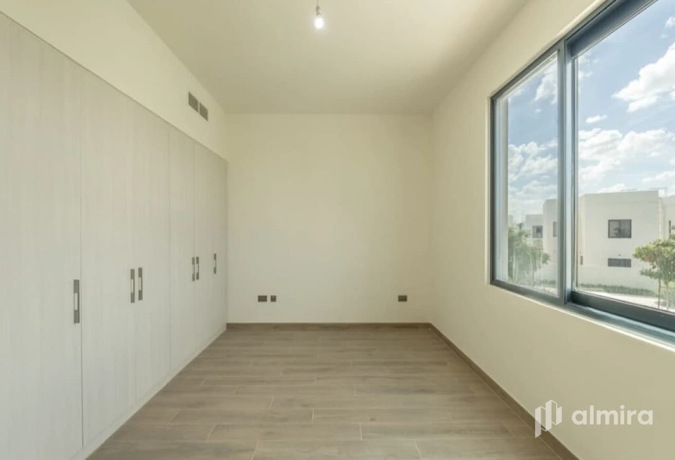 Single Row Corner Unit | Large Plot | Near Park